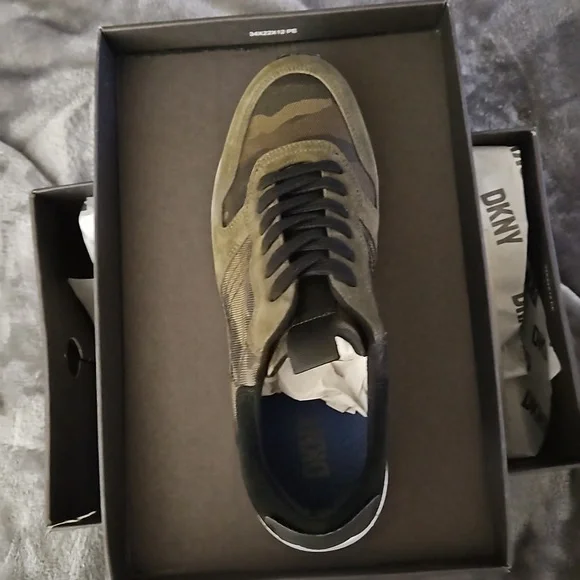 DKNY Mens Camo Sneakers.BRAND NEW IN ORIGINAL BOX.NEVER WORN OR TRIED ON!!